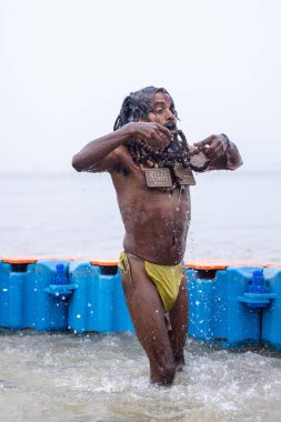 Prayagraj, Uttar Pradesh, Hindistan - 13 Ocak 2025: Mahakumbh, kutsal naga sadhu baba 'nın portresi Sangam' da Ganga nehrinde kutsal dalış yapıyor.