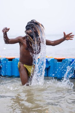 Prayagraj, Uttar Pradesh, Hindistan - 13 Ocak 2025: Mahakumbh, kutsal naga sadhu baba 'nın portresi Sangam' da Ganga nehrinde kutsal dalış yapıyor.