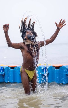 Prayagraj, Uttar Pradesh, Hindistan - 13 Ocak 2025: Mahakumbh, kutsal naga sadhu baba 'nın portresi Sangam' da Ganga nehrinde kutsal dalış yapıyor.