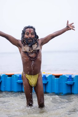 Prayagraj, Uttar Pradesh, Hindistan - 13 Ocak 2025: Mahakumbh, kutsal naga sadhu baba 'nın portresi Sangam' da Ganga nehrinde kutsal dalış yapıyor.
