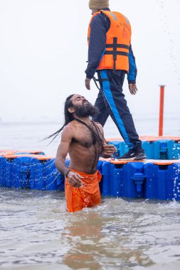 Prayagraj, Uttar Pradesh, Hindistan - 13 Ocak 2025: Mahakumbh, kutsal naga sadhu baba 'nın portresi Sangam' da Ganga nehrinde kutsal dalış yapıyor.