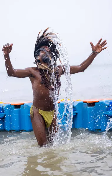 Prayagraj, Uttar Pradesh, Hindistan - 13 Ocak 2025: Mahakumbh, kutsal naga sadhu baba 'nın portresi Sangam' da Ganga nehrinde kutsal dalış yapıyor.