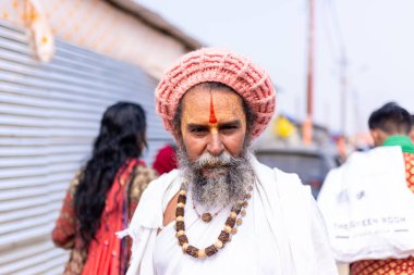 Anandpur Sahib, Punjab, Hindistan - 19 Mart 2022: Hola Mohalla festivali sırasında Anandpur Sahib 'de düzenlenen Sih halkının Portresi (Nihang Sardar). Seçili odak.