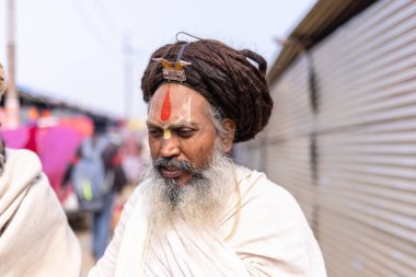 Anandpur Sahib, Punjab, Hindistan - 19 Mart 2022: Hola Mohalla festivali sırasında Anandpur Sahib 'de düzenlenen Sih halkının Portresi (Nihang Sardar). Seçili odak.