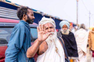 Anandpur Sahib, Punjab, Hindistan - 19 Mart 2022: Hola Mohalla festivali sırasında Anandpur Sahib 'de düzenlenen Sih halkının Portresi (Nihang Sardar). Seçili odak.