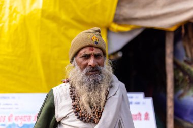 Anandpur Sahib, Punjab, Hindistan - 19 Mart 2022: Hola Mohalla festivali sırasında Anandpur Sahib 'de düzenlenen Sih halkının Portresi (Nihang Sardar). Seçili odak.