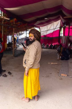 Anandpur Sahib, Punjab, Hindistan - 19 Mart 2022: Hola Mohalla festivali sırasında Anandpur Sahib 'de düzenlenen Sih halkının Portresi (Nihang Sardar). Seçili odak.