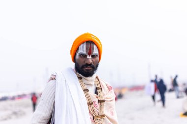Anandpur Sahib, Punjab, Hindistan - 19 Mart 2022: Hola Mohalla festivali sırasında Anandpur Sahib 'de düzenlenen Sih halkının Portresi (Nihang Sardar). Seçili odak.