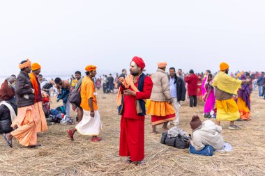 Anandpur Sahib, Punjab, Hindistan - 19 Mart 2022: Hola Mohalla festivali sırasında Anandpur Sahib 'de düzenlenen Sih halkının Portresi (Nihang Sardar). Seçili odak.