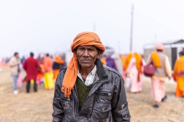 Anandpur Sahib, Punjab, Hindistan - 19 Mart 2022: Hola Mohalla festivali sırasında Anandpur Sahib 'de düzenlenen Sih halkının Portresi (Nihang Sardar). Seçili odak.
