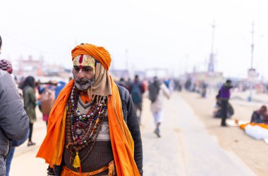 Anandpur Sahib, Punjab, Hindistan - 19 Mart 2022: Hola Mohalla festivali sırasında Anandpur Sahib 'de düzenlenen Sih halkının Portresi (Nihang Sardar). Seçili odak.