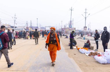 Anandpur Sahib, Punjab, Hindistan - 19 Mart 2022: Hola Mohalla festivali sırasında Anandpur Sahib 'de düzenlenen Sih halkının Portresi (Nihang Sardar). Seçili odak.