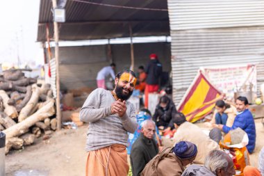 Prayagraj, Uttar Pradesh, Hindistan - 13 Ocak 2025: Mahakumbh, Sangam 'da Ganga nehrine kutsal dalış yapmak ve ibadet etmek için maha kumbh mela' ya katılan Hindu dindarların Grpup 'ı.
