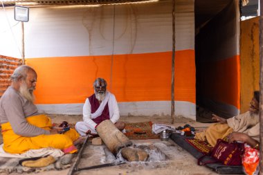 Prayagraj, Uttar Pradesh, Hindistan - 13 Ocak 2025: Mahakumbh, Sangam 'da Ganga nehrine kutsal dalış yapmak ve ibadet etmek için maha kumbh mela' ya katılan kutsal erkek çocuk portresi.