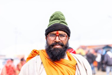 Prayagraj, Uttar Pradesh, Hindistan - 13 Ocak 2025: Mahakumbh, Sangam 'da Ganga nehrine kutsal dalış yapmak ve ibadet etmek için maha kumbh mela' ya katılan kutsal erkek çocuk portresi.