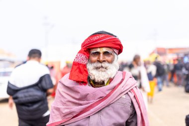 Prayagraj, Uttar Pradesh, Hindistan - 13 Ocak 2025: Mahakumbh, Sangam 'da Ganga nehrine kutsal dalış yapmak ve ibadet etmek için maha kumbh mela' ya katılan kutsal erkek çocuk portresi.