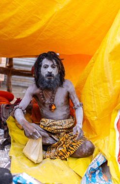 Prayagraj, Uttar Pradesh, Hindistan - 13 Ocak 2025: Mahakumbh, Sangam 'da Ganga nehrine kutsal dalış yapmak ve ibadet etmek için maha kumbh mela' ya katılan kutsal erkek çocuk portresi.