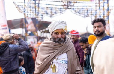 Prayagraj, Uttar Pradesh, Hindistan - 13 Ocak 2025: Mahakumbh, Sangam 'da Ganga nehrine kutsal dalış yapmak ve ibadet etmek için maha kumbh mela' ya katılan kutsal erkek çocuk portresi.
