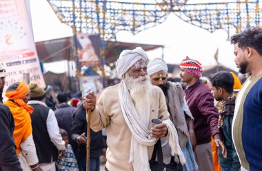 Prayagraj, Uttar Pradesh, Hindistan - 13 Ocak 2025: Mahakumbh, Sangam 'da Ganga nehrine kutsal dalış yapmak ve ibadet etmek için maha kumbh mela' ya katılan kutsal erkek çocuk portresi.