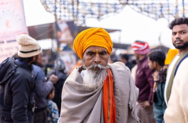 Prayagraj, Uttar Pradesh, Hindistan - 13 Ocak 2025: Mahakumbh, Sangam 'da Ganga nehrine kutsal dalış yapmak ve ibadet etmek için maha kumbh mela' ya katılan kutsal erkek çocuk portresi.
