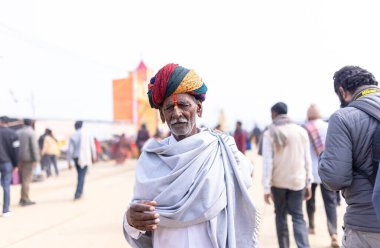 Prayagraj, Uttar Pradesh, Hindistan - 13 Ocak 2025: Mahakumbh, Sangam 'da Ganga nehrine kutsal dalış yapmak ve ibadet etmek için maha kumbh mela' ya katılan kutsal erkek çocuk portresi.