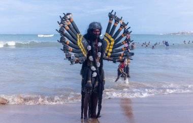 Kulashekharapatnam, Tamilnadu, Hindistan - 11 Ekim 2024: Kulasai, Hint Hindu dindar portresi boyalı yüz ve tanrıça Kali gibi giyinmiş kulasai dasara tarikatının ayinlerini gerçekleştirmek için.