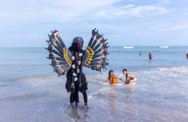 Kulashekharapatnam, Tamilnadu, Hindistan - 11 Ekim 2024: Kulasai, Hint Hindu dindar portresi boyalı yüz ve tanrıça Kali gibi giyinmiş kulasai dasara tarikatının ayinlerini gerçekleştirmek için.