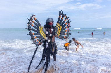 Kulashekharapatnam, Tamilnadu, Hindistan - 11 Ekim 2024: Kulasai, Hint Hindu dindar portresi boyalı yüz ve tanrıça Kali gibi giyinmiş kulasai dasara tarikatının ayinlerini gerçekleştirmek için.