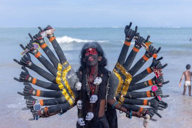 Kulashekharapatnam, Tamilnadu, Hindistan - 11 Ekim 2024: Kulasai, Hint Hindu dindar portresi boyalı yüz ve tanrıça Kali gibi giyinmiş kulasai dasara tarikatının ayinlerini gerçekleştirmek için.