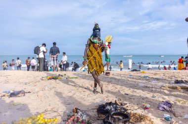 Kulashekharapatnam, Tamilnadu, Hindistan - 11 Ekim 2024: Kulasai, Hint Hindu dindar portresi boyalı yüz ve tanrı şişi gibi giyinmiş kulasai dasara tarikatının ayinlerini gerçekleştirmek için.