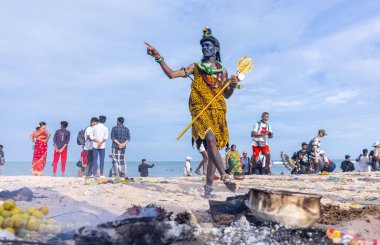 Kulashekharapatnam, Tamilnadu, Hindistan - 11 Ekim 2024: Kulasai, Hint Hindu dindar portresi boyalı yüz ve tanrı şişi gibi giyinmiş kulasai dasara tarikatının ayinlerini gerçekleştirmek için.