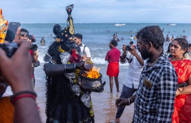 Kulashekharapatnam, Tamilnadu, Hindistan - 11 Ekim 2024: Kulasai, Hint Hindu fanatiklerinin portresi kulasai dasara tarikat festivalinin ayinlerini gerçekleştirdi.