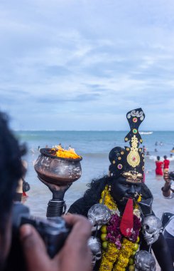 Kulashekharapatnam, Tamilnadu, Hindistan - 11 Ekim 2024: Kulasai, Hint Hindu fanatiklerinin portresi kulasai dasara tarikat festivalinin ayinlerini gerçekleştirdi.