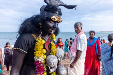 Kulashekharapatnam, Tamilnadu, Hindistan - 11 Ekim 2024: Kulasai, Hint Hindu fanatiklerinin portresi kulasai dasara tarikat festivalinin ayinlerini gerçekleştirdi.