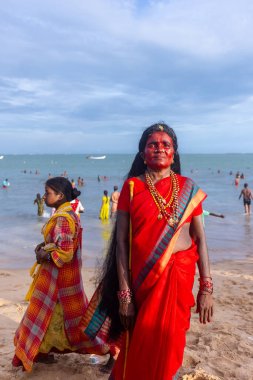 Kulashekharapatnam, Tamilnadu, Hindistan - 11 Ekim 2024: Kulasai, Hint Hindu fanatiklerinin portresi kulasai dasara tarikat festivalinin ayinlerini gerçekleştirdi.