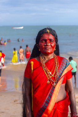 Kulashekharapatnam, Tamilnadu, Hindistan - 11 Ekim 2024: Kulasai, Hint Hindu fanatiklerinin portresi kulasai dasara tarikat festivalinin ayinlerini gerçekleştirdi.