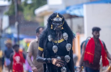 Kulashekharapatnam, Tamilnadu, Hindistan - 11 Ekim 2024: Kulasai, Hint Hindu fanatiklerinin portresi kulasai dasara tarikat festivalinin ayinlerini gerçekleştirdi.