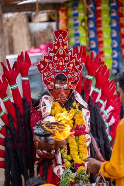 Kulashekharapatnam, Tamilnadu, Hindistan - 11 Ekim 2024: Kulasai, Hint Hindu fanatiklerinin portresi kulasai dasara tarikat festivalinin ayinlerini gerçekleştirdi.