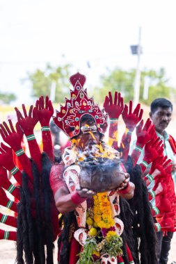 Kulashekharapatnam, Tamilnadu, Hindistan - 11 Ekim 2024: Kulasai, Hint Hindu fanatiklerinin portresi kulasai dasara tarikat festivalinin ayinlerini gerçekleştirdi.