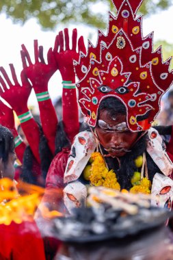 Kulashekharapatnam, Tamilnadu, Hindistan - 11 Ekim 2024: Kulasai, Hint Hindu fanatiklerinin portresi kulasai dasara tarikat festivalinin ayinlerini gerçekleştirdi.