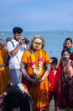 Kulashekharapatnam, Tamilnadu, Hindistan - 11 Ekim 2024: Kulasai, Hint Hindu fanatiklerinin portresi kulasai dasara tarikat festivalinin ayinlerini gerçekleştirdi.