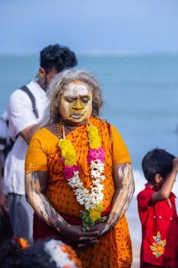 Kulashekharapatnam, Tamilnadu, Hindistan - 11 Ekim 2024: Kulasai, Hint Hindu fanatiklerinin portresi kulasai dasara tarikat festivalinin ayinlerini gerçekleştirdi.