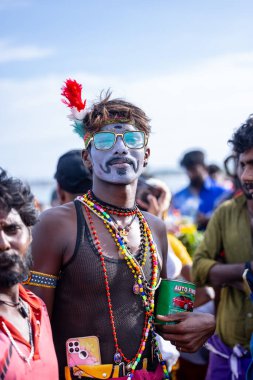 Kulashekharapatnam, Tamilnadu, Hindistan - 11 Ekim 2024: Kulasai, Hint Hindu fanatiklerinin portresi kulasai dasara tarikat festivalinin ayinlerini gerçekleştirdi.