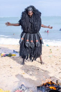 Kulashekharapatnam, Tamilnadu, Hindistan - 11 Ekim 2024: Kulasai, Hint Hindu dindar portresi boyalı yüz ve tanrıça Kali gibi giyinmiş kulasai dasara tarikatının ayinlerini gerçekleştirmek için.