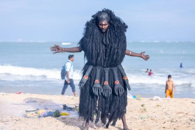 Kulashekharapatnam, Tamilnadu, Hindistan - 11 Ekim 2024: Kulasai, Hint Hindu dindar portresi boyalı yüz ve tanrıça Kali gibi giyinmiş kulasai dasara tarikatının ayinlerini gerçekleştirmek için.