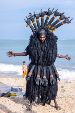 Kulashekharapatnam, Tamilnadu, Hindistan - 11 Ekim 2024: Kulasai, Hint Hindu dindar portresi boyalı yüz ve tanrıça Kali gibi giyinmiş kulasai dasara tarikatının ayinlerini gerçekleştirmek için.