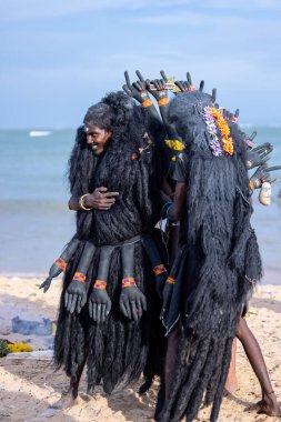 Kulashekharapatnam, Tamilnadu, Hindistan - 11 Ekim 2024: Kulasai, Hint Hindu dindar portresi boyalı yüz ve tanrıça Kali gibi giyinmiş kulasai dasara tarikatının ayinlerini gerçekleştirmek için.