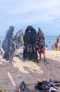 Kulashekharapatnam, Tamilnadu, Hindistan - 11 Ekim 2024: Kulasai, Hint Hindu fanatiklerinin portresi kulasai dasara tarikat festivalinin ayinlerini gerçekleştirdi.