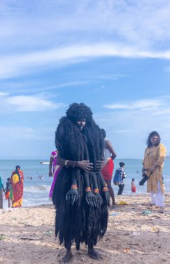 Kulashekharapatnam, Tamilnadu, Hindistan - 11 Ekim 2024: Kulasai, Hint Hindu dindar portresi boyalı yüz ve tanrıça Kali gibi giyinmiş kulasai dasara tarikatının ayinlerini gerçekleştirmek için.