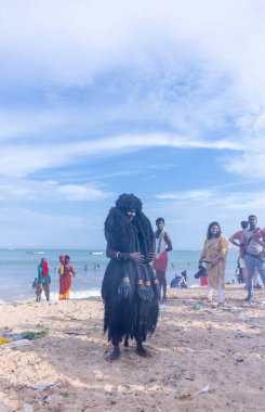 Kulashekharapatnam, Tamilnadu, Hindistan - 11 Ekim 2024: Kulasai, Hint Hindu dindar portresi boyalı yüz ve tanrıça Kali gibi giyinmiş kulasai dasara tarikatının ayinlerini gerçekleştirmek için.